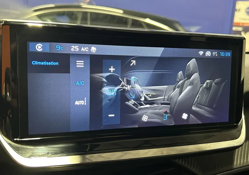 Écran tactile intérieur affichant la climatisation du Peugeot 2008 gris, vue latérale des sièges et tableau de bord.