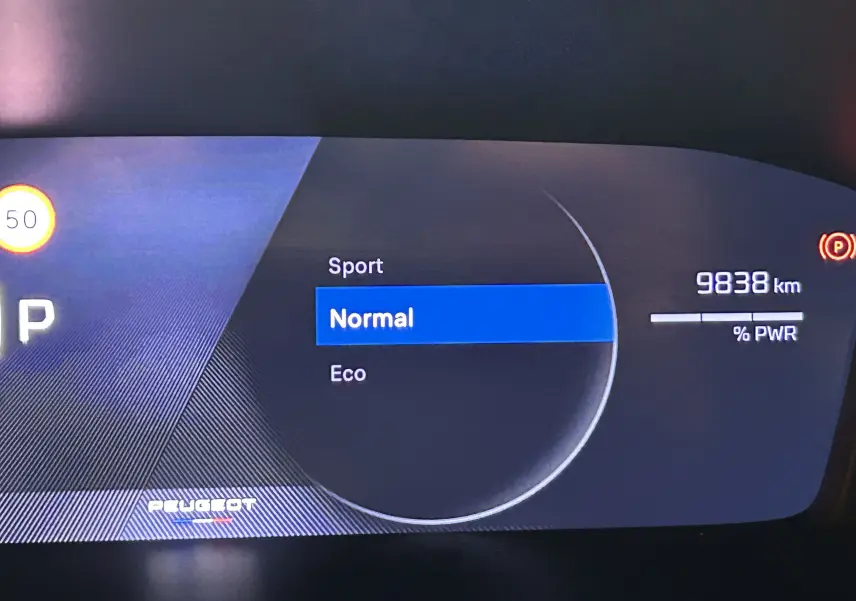 Affichage numérique du tableau de bord du Peugeot 2008 Allure Hybrid 145, mode de conduite Normal sélectionné.