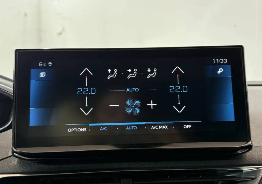 Écran tactile central du tableau de bord du Peugeot 5008 gris clair, affichant la climatisation à 22°C en mode automatique.