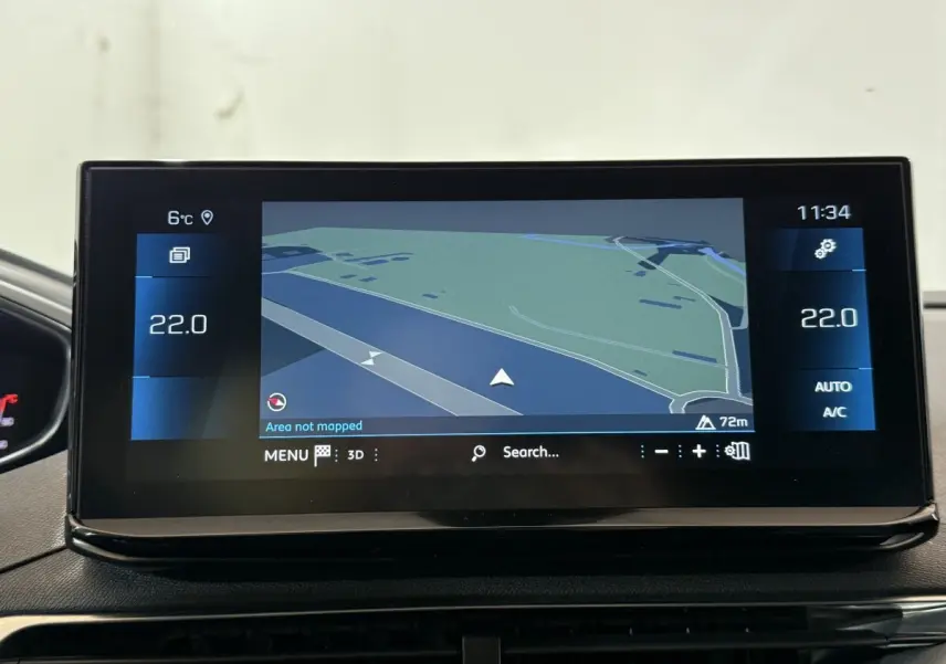 Écran tactile central du tableau de bord du Peugeot 5008 2021 affichant la navigation 3D et la climatisation à 22°C.
