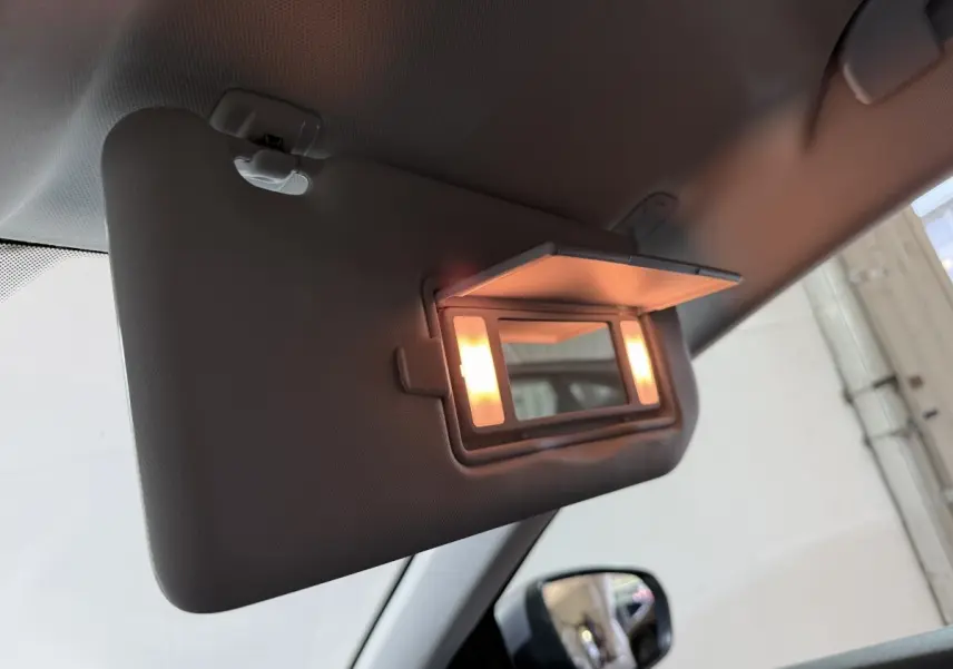Miroir de courtoisie éclairé sur pare-soleil côté conducteur dans l’habitacle gris clair du Peugeot 5008 2021.