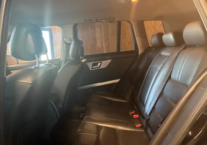 Vue intérieure côté droit montrant la banquette arrière en cuir noir du Mercedes GLK 220 CDI 2012.