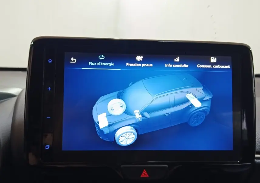 Écran tactile intérieur montrant la représentation 3D bleue du Toyota Yaris Cross vue de profil côté gauche.