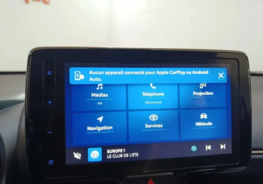 Écran tactile central allumé du Toyota Yaris Cross 1.5 Hybrid 2022, affichant les menus multimédias et navigation.