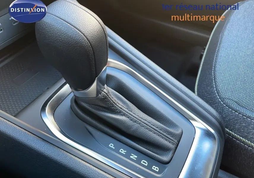 Le levier de vitesses automatique en cuir noir du Renault Captur E-Tech Hybrid 2025, vue rapprochée côté console centrale.