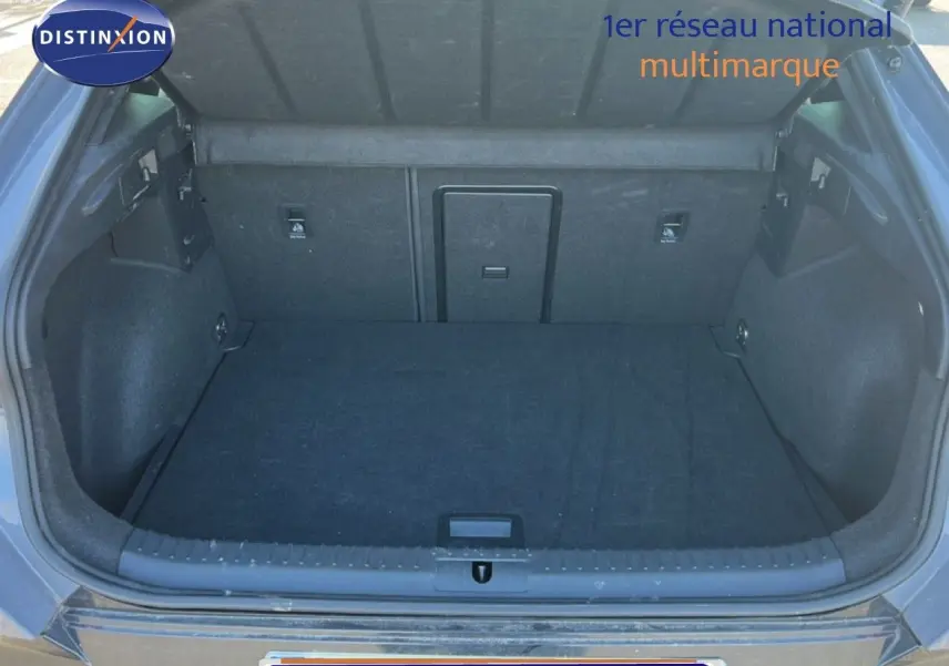 Coffre ouvert d'une CUPRA Formentor 1.5 eTSI 150CH DSG7 en Griis Graphene, vue arrière centrée sur l'espace de chargement.