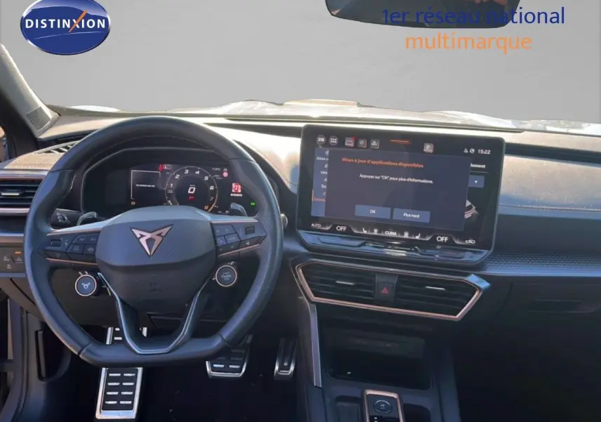 Vue intérieure du tableau de bord du CUPRA Formentor 1.5 eTSI 2025 avec écran tactile central et volant multifonction noir.