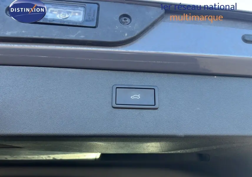 Bouton d'ouverture électrique du coffre sur la porte arrière d'une CUPRA Formentor gris Graphene, vue rapprochée.