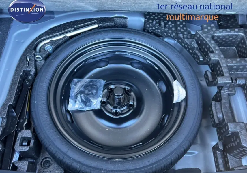 Vue en plongée sur la roue de secours noire et son compartiment dans le coffre d'une CUPRA Formentor 2025.