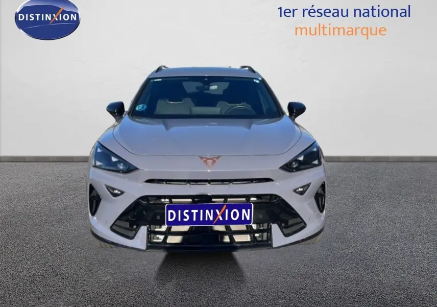 Vue frontale d'un CUPRA Formentor 1.5 eTSI 150CH DSG7 en gris Graphene avec calandre et phares LED distinctifs.