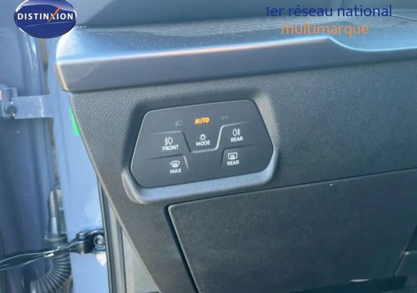 Détail du panneau de commandes d’éclairage intérieur du CUPRA Formentor 2025 en gris Graphene, vue côté gauche.