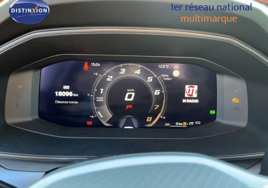 Tableau de bord numérique du CUPRA Formentor 1.5 eTSI 150CH DSG7 affichant 18 096 km, vue frontale intérieure.