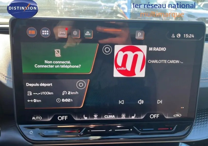 Vue rapprochée de l’écran tactile central du tableau de bord du CUPRA Formentor 2025, affichant l’interface multimédia.