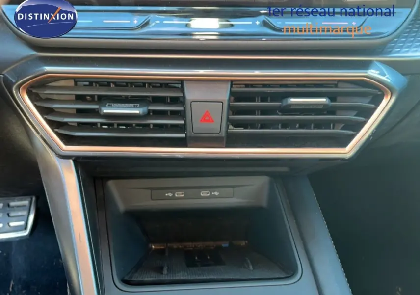 Vue rapprochée de la console centrale du CUPRA Formentor 1.5 eTSI 150CH DSG7, avec ports USB et finition noire intérieure.