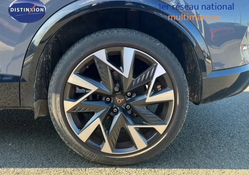 Gros plan sur la roue avant droite de la CUPRA Formentor 2025 en gris Graphene avec jante alliage bi-ton distinctive.