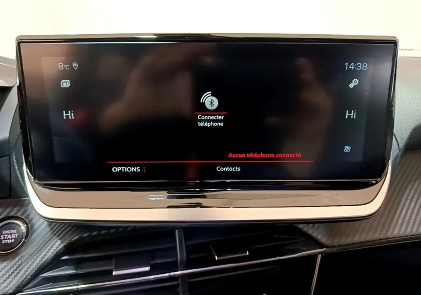 Écran tactile central du tableau de bord Peugeot 2008 blanc, affichant la connexion Bluetooth au téléphone.