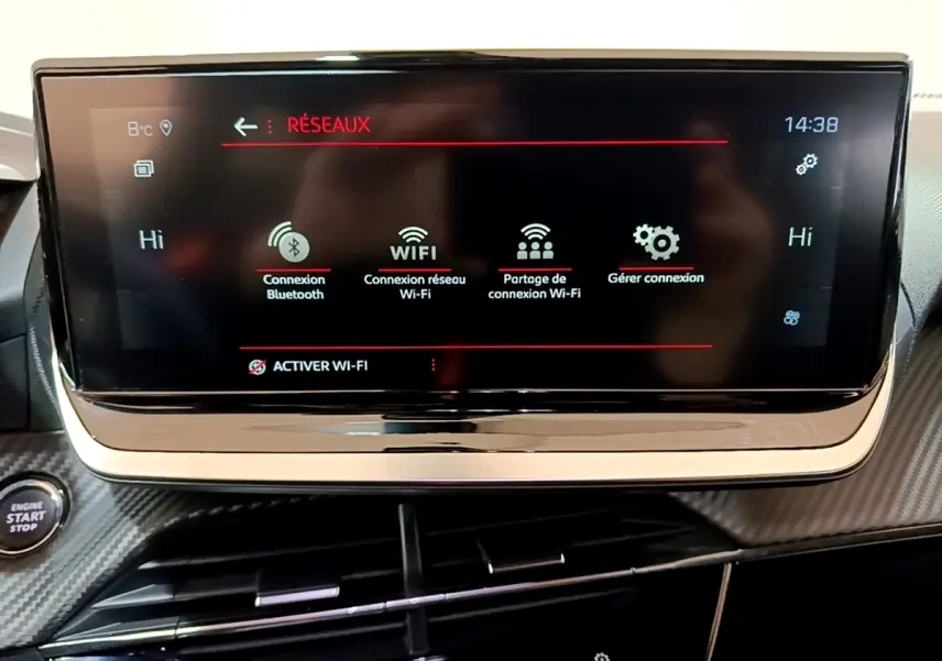 Écran tactile central du tableau de bord du Peugeot 2008 blanc, affichant les options de connexion Wi-Fi et Bluetooth.