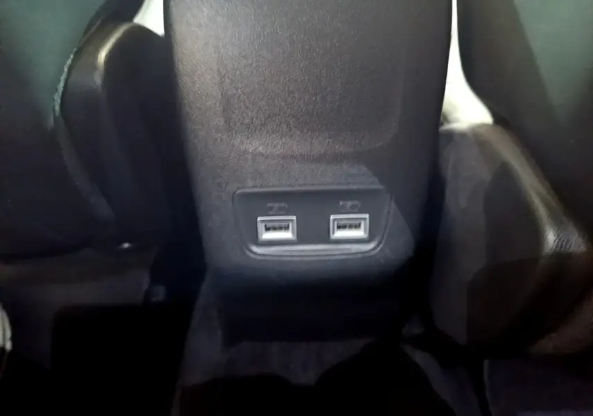 Gros plan sur les deux ports USB situés à l'arrière de la console centrale du Peugeot 2008 blanc.