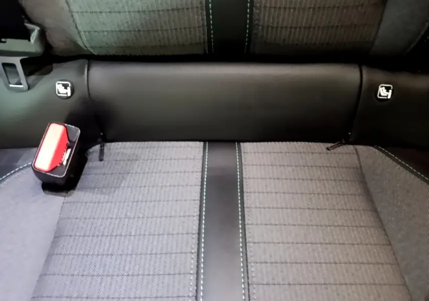 Gros plan sur la banquette arrière gris foncé du Peugeot 2008 avec ceintures de sécurité et fixations Isofix visibles.