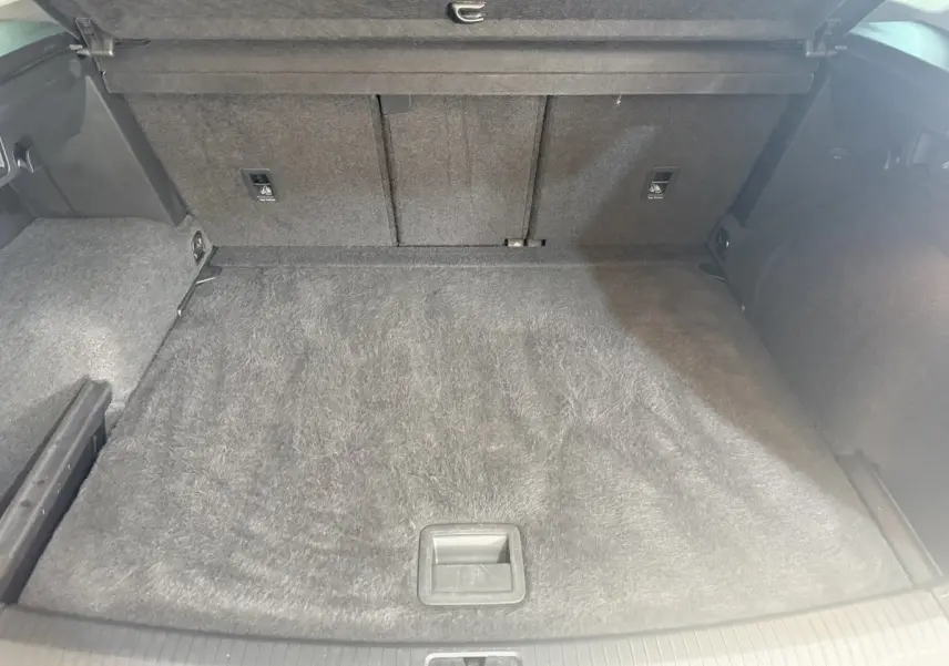 Vue intérieure du coffre spacieux et tapissé en gris foncé du Volkswagen Tiguan 2.0 TDI 150 DSG7 Confortline Business.