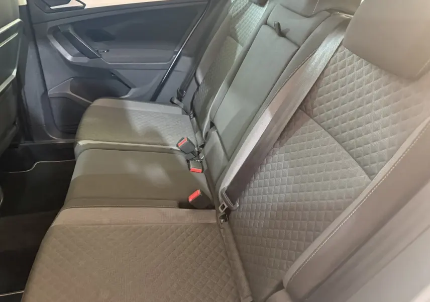 Vue intérieure côté droit des sièges arrière gris tissu matelassé du Volkswagen Tiguan 2020 Confortline Business.