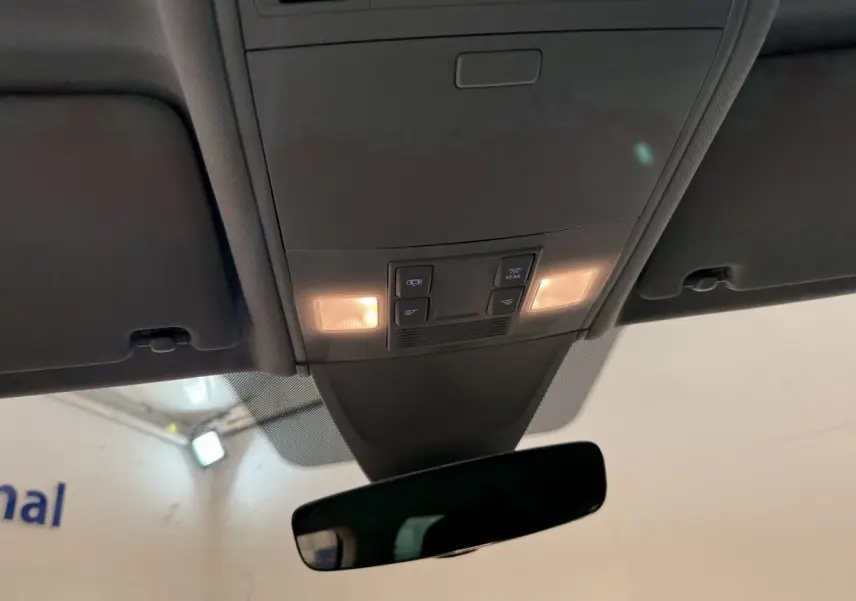 Vue intérieure du plafonnier gris avec éclairage et commandes au-dessus du rétroviseur central d’un Volkswagen Tiguan.