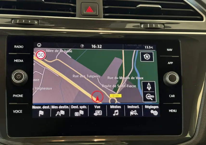 Écran tactile central du Volkswagen Tiguan 2020 affichant la navigation avec carte et commandes autour.