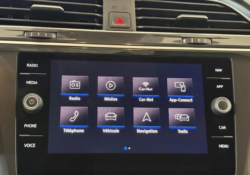 Écran tactile central du Volkswagen Tiguan 2020 affichant les options multimédias et navigation, vue de face.