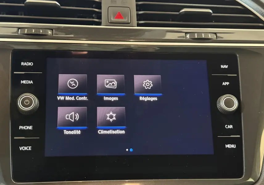 Écran tactile central du Volkswagen Tiguan 2020 affichant les options média, images, réglages, tonalité et climatisation.