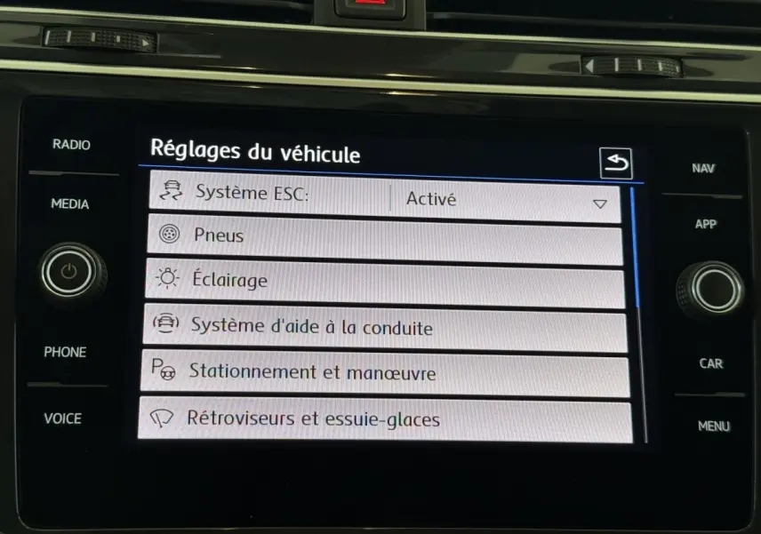 Écran tactile du système de navigation du Volkswagen Tiguan 2020 affichant les réglages du véhicule.