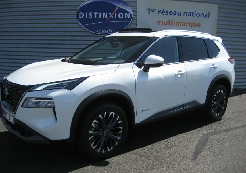 Nissan X-Trail blanc nacré en 3/4 avant droit, avec jantes bi-ton et détails noirs contrastants.