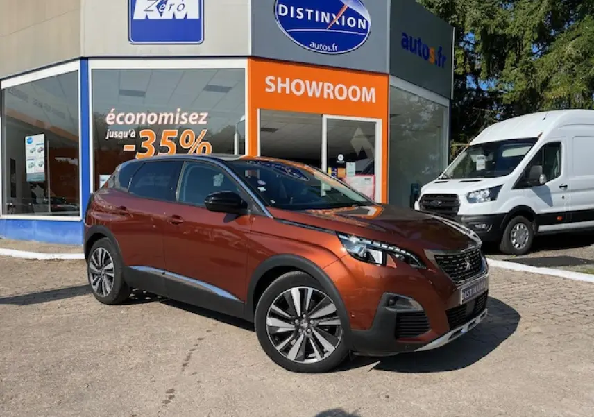 Peugeot 3008 cuivre métallisé en 3/4 avant droit devant un showroom avec un fourgon blanc en arrière-plan.