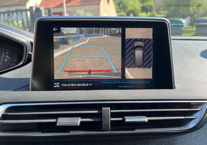 Écran tactile intérieur du Peugeot 3008 2016 montrant la caméra de recul et la vue 360° de l'environnement arrière.