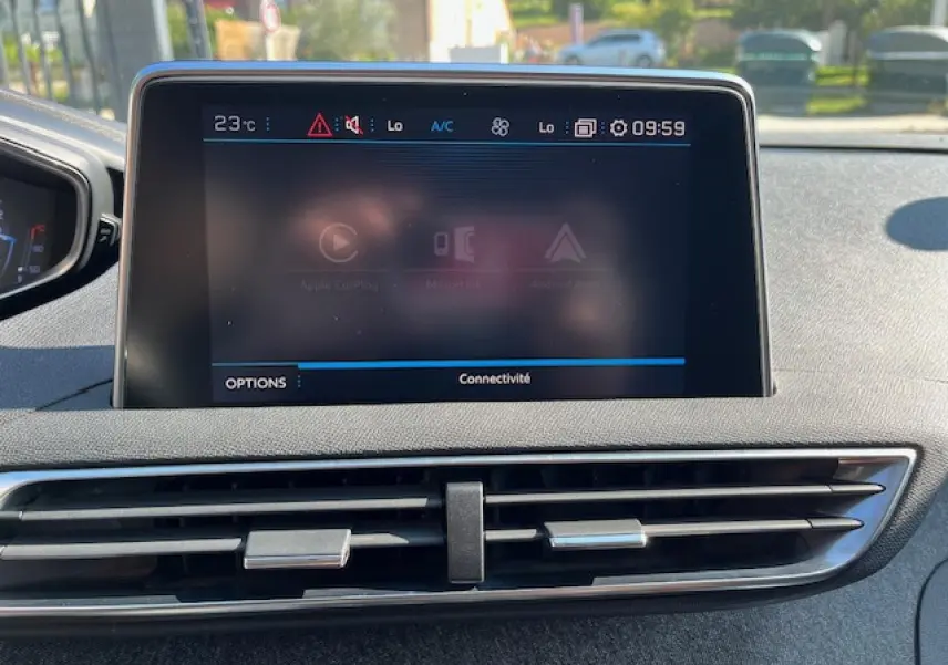 Écran tactile central du tableau de bord du Peugeot 3008 2016 avec commandes de connectivité visibles.