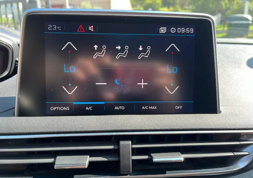 Écran tactile central du Peugeot 3008 2016 affichant la climatisation automatique avec commandes digitales.