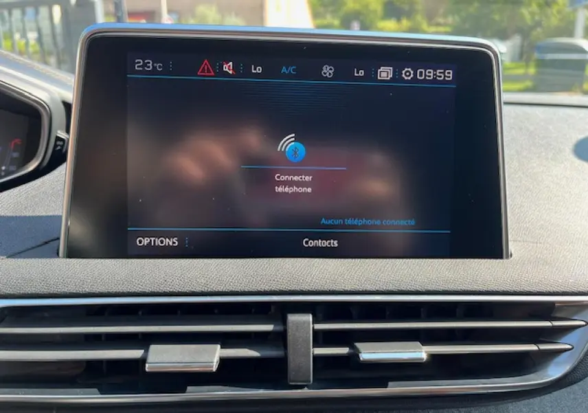 Écran tactile central du tableau de bord du Peugeot 3008 2016 affichant la connexion Bluetooth, vue intérieure frontale.