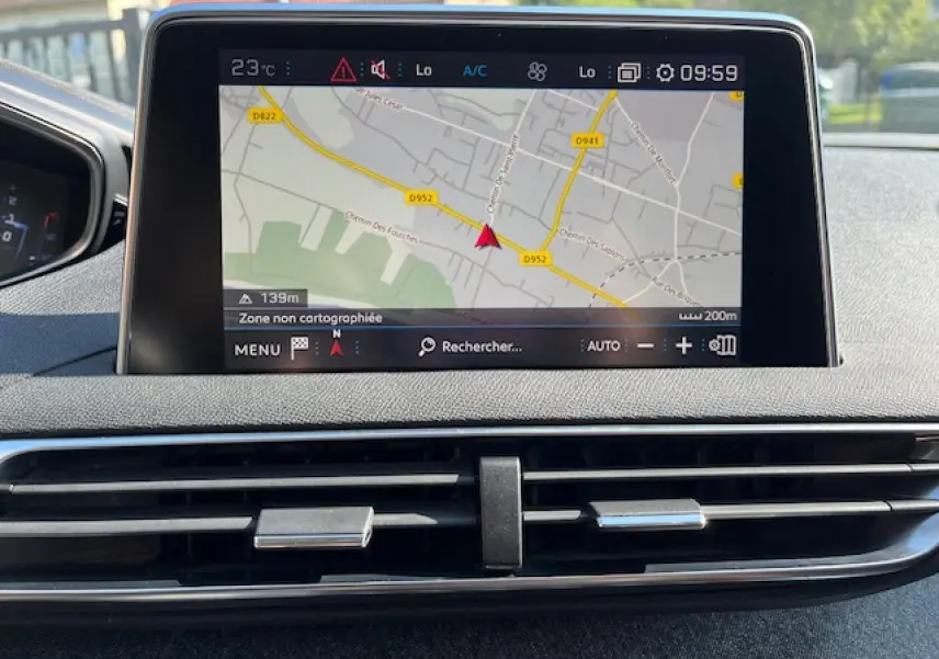 Écran tactile central du Peugeot 3008 2016 affichant la navigation GPS avec carte et commandes climatisation en dessous.