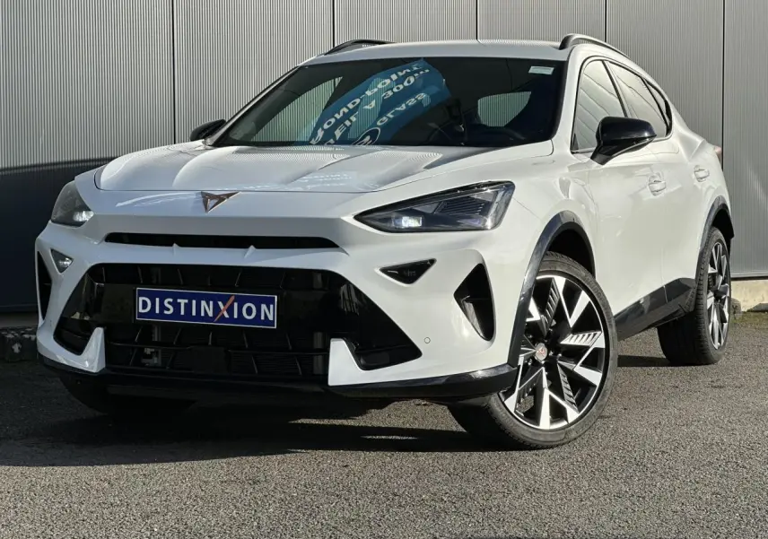 Vue 3/4 avant d'un CUPRA Formentor blanc Neige avec jantes alliage 19'' Sandstorm et détails noirs contrastants.