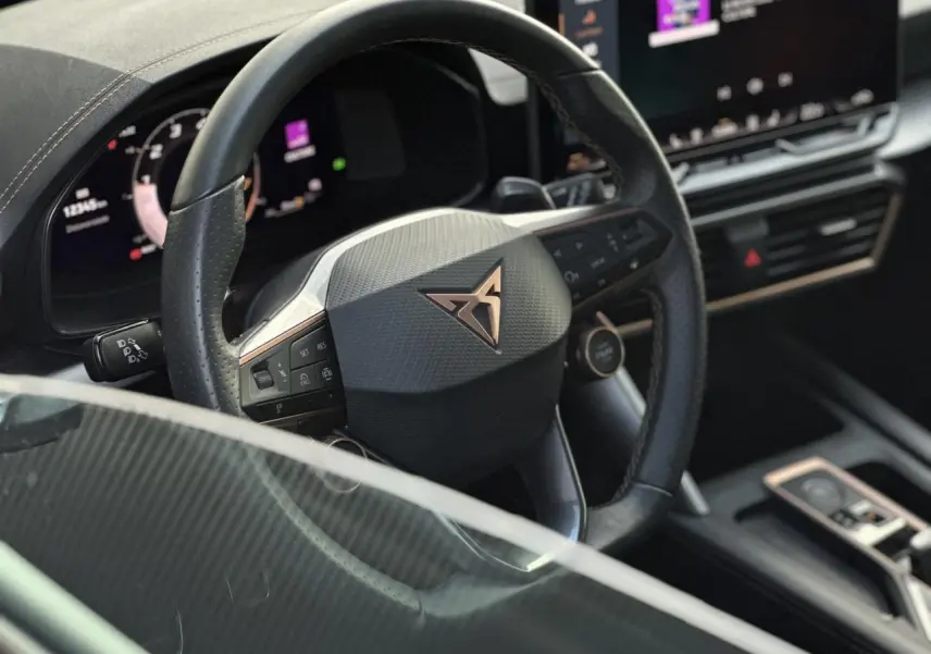 Intérieur de la CUPRA Formentor 2025 vu côté conducteur, volant cuir noir avec logo CUPRA et tableau de bord numérique.