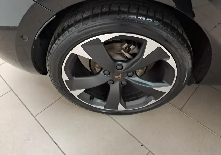 Gros plan sur la roue avant gauche de la CUPRA Leon 2023 en Noir Minuit avec jante alliage noire et argentée au design distinctif.