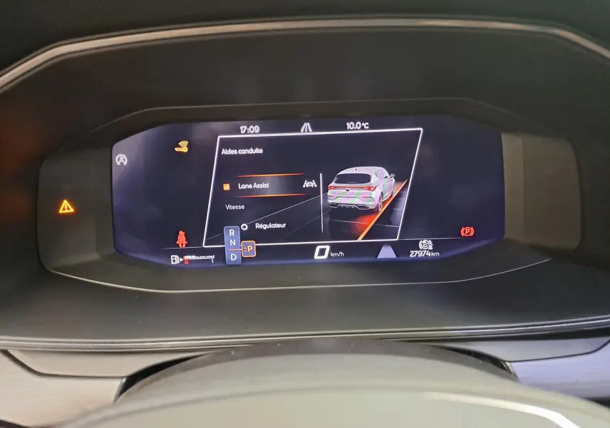 Affichage numérique du tableau de bord de la CUPRA Leon 2023 montrant les aides à la conduite et l'état du véhicule.