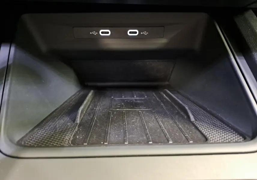 Gros plan sur la zone de recharge sans fil avec deux ports USB-C dans une CUPRA Leon Noir Minuit 2023.