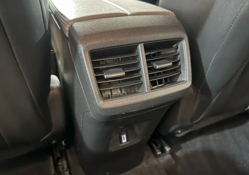 Détail des aérateurs arrière et port USB sur la console centrale du Citroën C5 Aircross bleu.