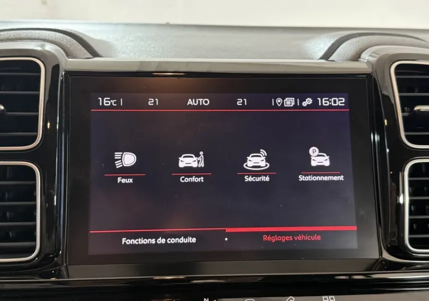 Écran tactile central du tableau de bord du Citroën C5 Aircross bleu, affichant les réglages de conduite.
