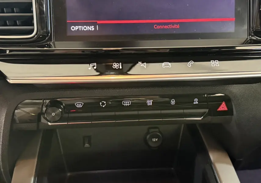 Vue rapprochée du tableau de bord noir du Citroën C5 Aircross avec commandes tactiles et écran tactile affichant "Connectivité".