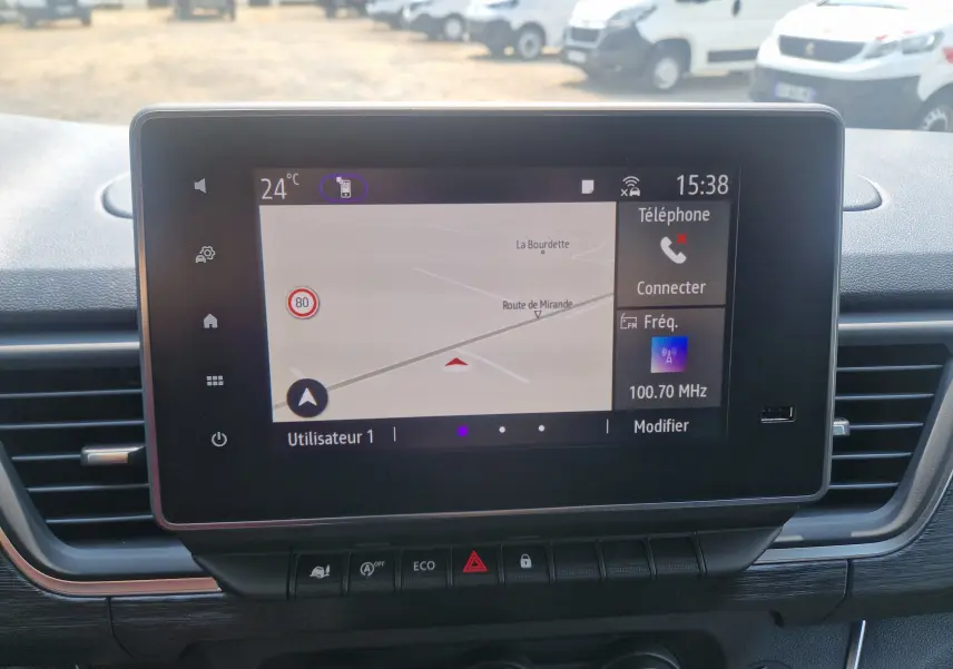 Écran tactile central du Renault Trafic Combi 2026 affichant la navigation et les options multimédia, vue de face intérieure.