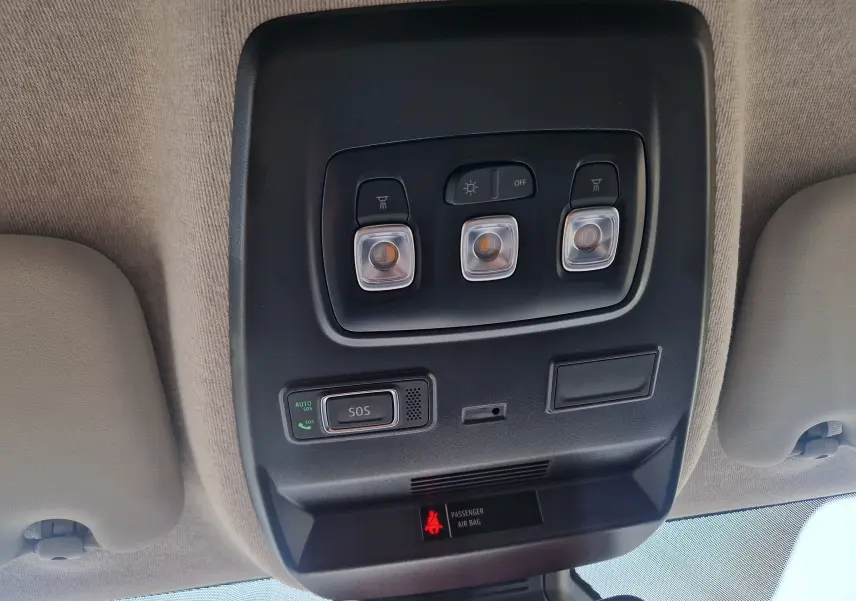 Vue intérieure du plafonnier noir du Renault Trafic Combi 2026 avec boutons d’éclairage et alerte SOS.