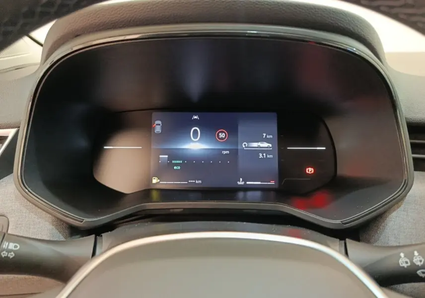 Vue rapprochée du combiné d'instruments numérique de la Renault Clio blanc 2024, affichage multifonctions actif.