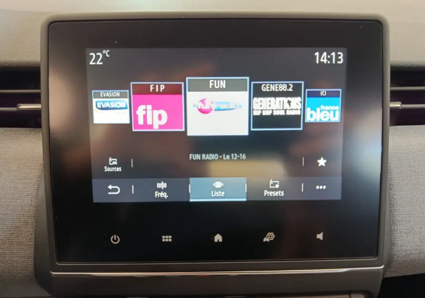 Écran tactile central 7 pouces de la Renault Clio blanche 2024 affichant les stations radio en intérieur.