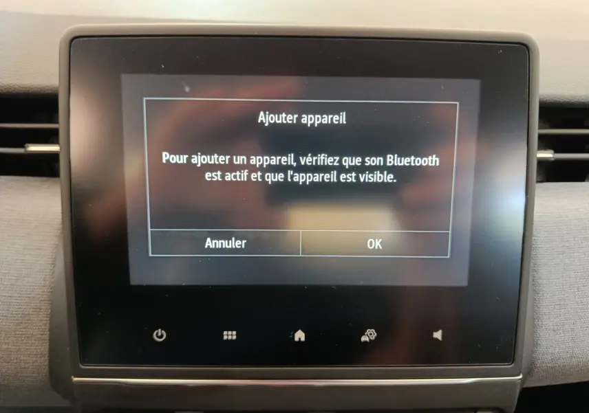 Écran tactile central de la Renault Clio blanche 2024 affichant une demande d'ajout d'appareil Bluetooth.